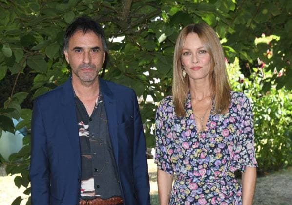 Samuel Benchetrit et Vanessa Paradis Photocall of the film Cette musique ne joue pour personne during the 14th French Speak Film Festival of Angouleme, France On August 28th 2021 Angoulême France Coadic Guirec Bestimage Photocall of the film Cette musique ne joue pour personne during the 14th French Speak Film Festival of Angouleme, France On August 28th 2021 Angoulême France  Copyright: xCOADICxGUIRECx xBESTIMAGExCOADICxGUIRECx xBESTIMAGEx