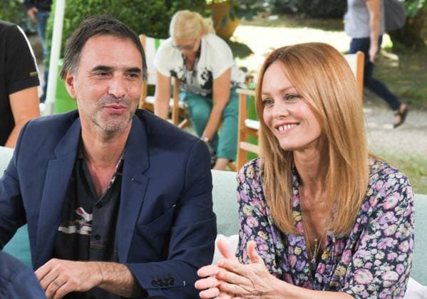 Samuel Benchetrit et Vanessa Paradis Photocall of the film Cette musique ne joue pour personne during the 14th French Speak Film Festival of Angouleme, France On August 28th 2021 Angoulême France Coadic Guirec Bestimage Photocall of the film Cette musique ne joue pour personne during the 14th French Speak Film Festival of Angouleme, France On August 28th 2021 Angoulême France  Copyright: xCOADICxGUIRECx xBESTIMAGExCOADICxGUIRECx xBESTIMAGEx