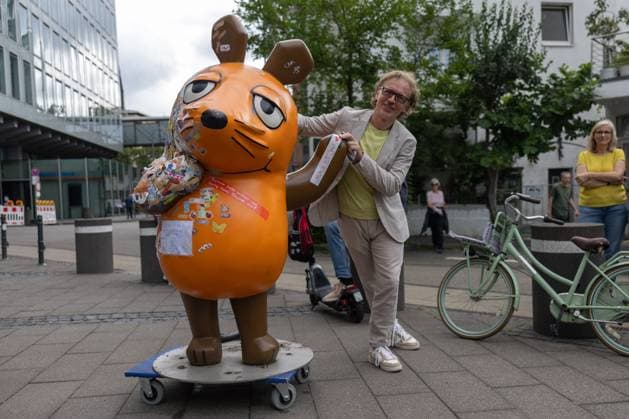 The WDR Mouse goes on a cure 01 08 2025 Head of WDR Childrens Television Matthias KÖRNICH bids farewell to the Mouse After the arson attack, the damaged mouse monument of the program with the mouse in front of the WDR building on Mörs Copyright: xBonn.digitalx