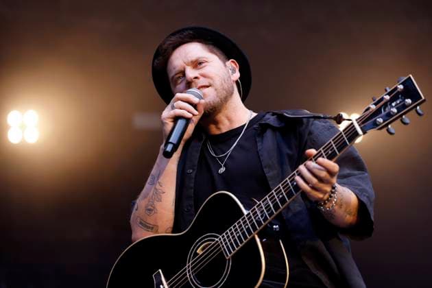 Pop singer Johannes Oerding at his concert on the stage of the Bonn Art Lawn The so-called Art Lawn in Bonn is a summer concert series with open-air concerts near the banks of the Rhine Bonn, 03 08 2025 NRW Germany Copyright: xChristophxHardtx
