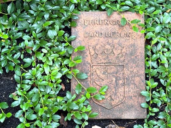 Grave of honor Land Berlin Cemetery Copyright: xmix1x