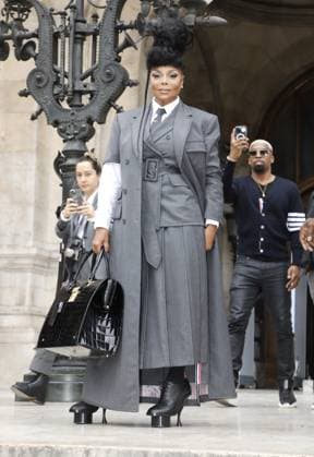 Janet Jackson Arrivées au défilé Thom Browne Collection Femme Prêt à porter Printemps Eté 2023 lors de la Fashion Week de Paris PFW , France, le 3 octobre 2022 Denis Guignebourg Bestimage Celebs attend the Thom Browne Womenswear Spring Summer 2023 show as part of Paris Fashion Week in Paris, France, on October 3rd, 2022 Paris France  Copyright: xDenisxGuignebourgx xBestimagexDenisxGuignebourgx xBestimagex