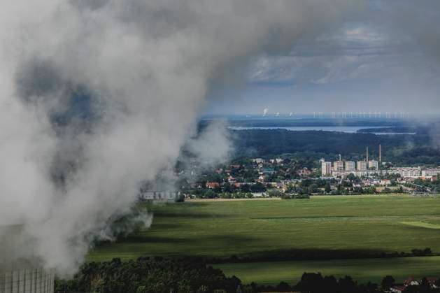 The town of Spremberg and the Jaenschwalde coal-fired power station near Cottbus are visible behind the cooling tower of the Schwarze Pumpe coal-fired power station, taken in Spremberg, 04 08 2025 Spremberg Germany Copyright: xFlorianxGaertnerx