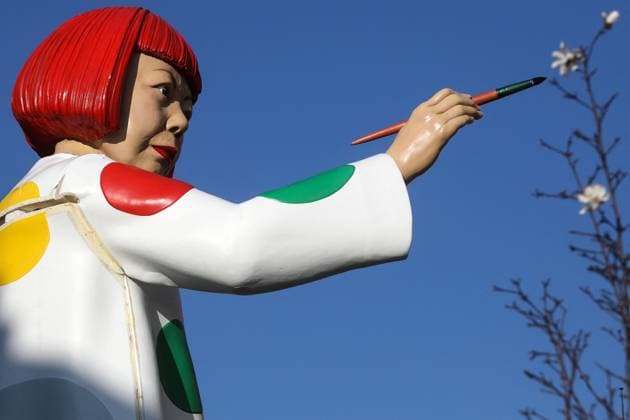 A large statue depicting Japanese contemporary artist Yayoi Kusama pointing a paintbrush towards the French luxury brand Louis Vuitton headquarters in Paris, France, on March 3, 2023 Stéphane Lemouton Bestimage A large statue depicti  Copyright: xStephanexLemoutonx xBestimagexStephanexLemoutonx xBestimagex