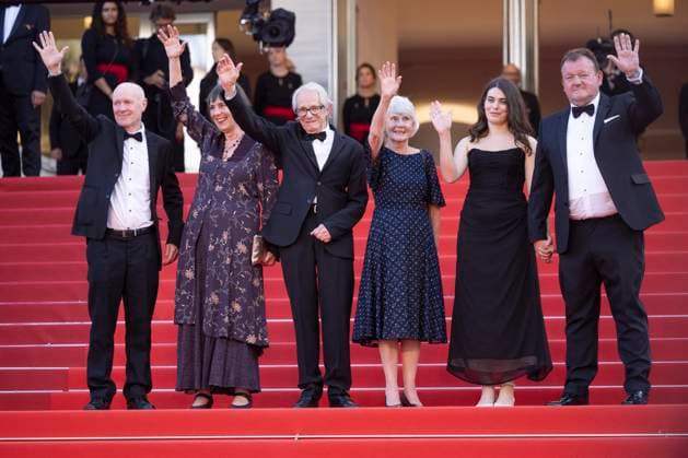Paul Laverty, Rebecca O Brien, Ken Loach, Lesley Ashton, Ebla Mari, Dave Turner Montée des marches du film The Old Oak lors du 76ème Festival International du Film de Cannes, au Palais des Festivals à Cannes Le 26 mai 2023 Olivier Borde Bestimage Red carpet of the movie The Old Oak during the 76th Cannes Inter  Copyright: xOLIVIERxBORDEx xBESTIMAGExOLIVIERxBORDEx xBESTIMAGEx