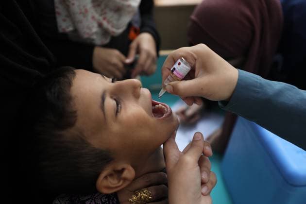 Polio vaccination drive to start in Gaza City, covering hundreds of children GAZA CITY, GAZA - NOVEMBER 02: A Palestinian child receives a polio vaccination as a part of the second phase of the polio vaccination campaign resumed today after being postponed for about a month due to the Israeli army s attacks in the northern Gaza Strip and Gaza City, on November 02, 2024. The campaign for children under the age of 10 started in cooperation with the Palestinian Ministry of Health, the World Health Organization (WHO), the United Nations Relief and Works Agency for Palestine Refugees in the Near East (UNWRA) and the United Nations Children s Fund (UNICEF). Gazze Palestinian Territory, Occupied. Editorial use only. Please get in touch for any oth  Copyright: x2025xAnadoluxDawoudxAboxAlkasx