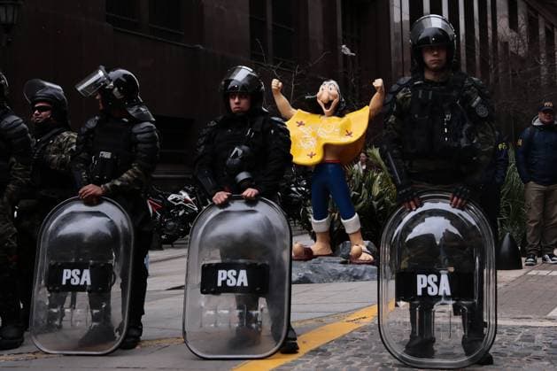 News Themen der Woche KW32 Union Labor march in Buenos Aires BUENOS AIRES, ARGENTINA – AUGUST 7, 2025: Police guard the passage of protesters while workers and members of more than 70 labor unions march from Liniers to Plaza de Mayo on the feast day of San Cayetano, patron saint of work, to demand jobs and food security in Buenos Aires, Argentina, on August 7, 2025. The demonstration, organized under the slogan Without work there is no future, Protesters walked nearly 12 kilometers to reach the seat of government and called for urgent economic relief measures amid growing inflation and poverty, gathered thousands of people from across the country. Protesters voiced their opposition to the economic policies of President Javier Milei’s government, highlighting growi Copyright: x2025xAnadoluxLucianoxGonzalezx