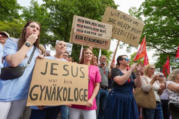 Demonstration before the court hearing on the lawsuit filed by Lippstadt head physician and gynecologist Joachim Volz against his employer, the Lippstadt Clinic Photo from 08 08 2025 Volz is challenging two directives that prohibit him from performing medically induced abortions both in the clinic and in his private practice See epd report f Copyright: epd-bild FriedrichxStark epd-Demo_Lippstadt2