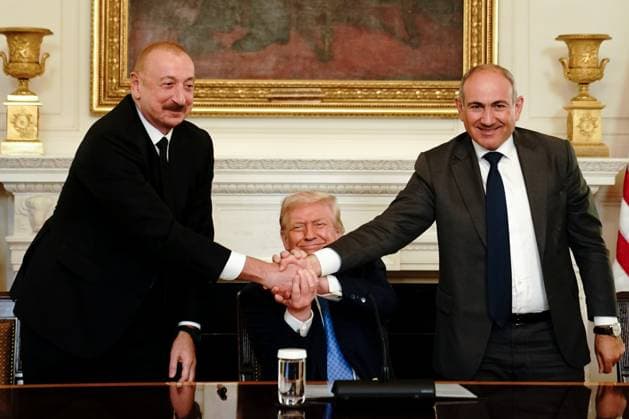 News Themen der Woche KW32 Ilham Aliyev, Azerbaijan s president, from left, US President Donald Trump, and Nikol Pashinyan, Armenia s prime minister, shake hands during a signing ceremony in the State Dining Room of the White House in Washington, DC, US, on Friday, Aug. 8, 2025. Armenia and Azerbaijan signed a peace agreement aimed at ending decades of conflict. WASP20250808156 NATHANxHOWARD