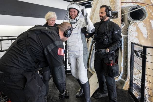News Themen der Woche KW32 NASA astronaut Nichole Ayers helped out of the SpaceX Dragon Endurance spacecraft onboard the SpaceX recovery ship SHANNON after she, NASA astronaut Anne McClain, JAXA (Japan Aerospace Exploration Agency) astronaut Takuya Onishi, and Roscosmos cosmonaut Kirill Peskov landed in the Pacific Ocean off the coast of San Diego, Calif., on Saturday, August 9, 2025. McClain, Ayers, Onishi, and Peskov are returning after seven-months in space as part of Expedition 73 aboard the International Space Station. NASA WAX2025080905 KEEGANxBARBER