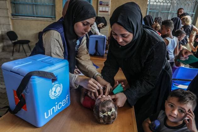 Mass polio vaccination drive for children continues in Gaza Strip, covering thousands of children amid war DEIR AL BALAH, GAZA - SEPTEMBER 01: A child is vaccinated within the polio vaccination campaign covering more than 640,000 children under the age of 10, in Deir al Balah, Gaza on September 01, 2024. The vaccination drive is being conducted by the Ministry of Health of Palestine in collaboration with the World Health Organization (WHO), United Nations Children s Fund (UNICEF), and the United Nations Relief and Works Agency for Palestine Refugees (UNRWA) across all regions of Gaza. Deyr Balah Palestinian Territory, Occupied. Editorial use only. Please get in touch for any other usage.  Copyright: x2025xAnadoluxAbedxRahimxKhatibx