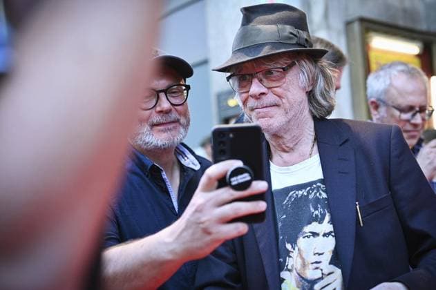 Helge Schneider at the Lichtburg FOR EDITORIAL PURPOSES ONLY EDITORIAL USE ONLY p Helge Schneider takes selfies with fans in front of the Lichtburg on Monday, August 11, 2025 in Essen Comedian Helge Schneider presents film documentary The Klimperclown for his 70th birthday at the Lichtburg Germany NRW Essen Copyright SocratesxTassos Copyright: SocratesxTassos doc81wokf9hee0ky80l6r4 ,EDITORIAL USE ONLY Copyright: SocratesxTassos