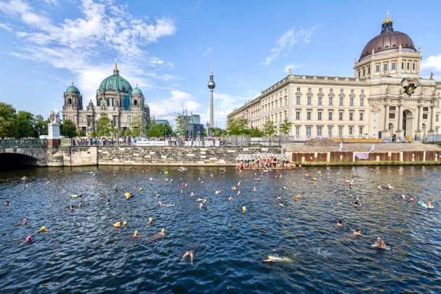 Swimming demo against permanent bathing ban, hundreds of swimmers protest in the Spree for river bathing spots The goal of having the 100-year-old river bathing ban lifted Berlin Berlin Germany