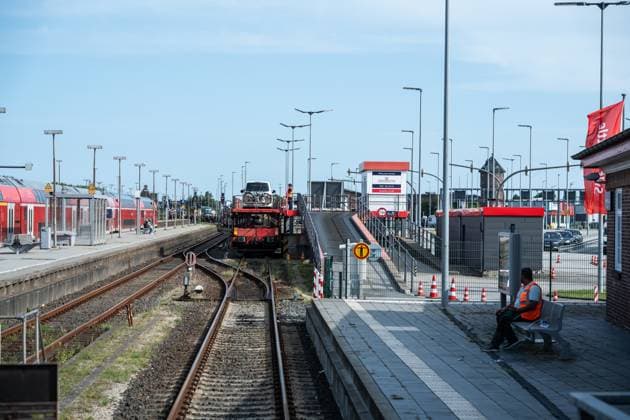 Loading of DBs red Sylt Shuttle at Westerland station on the North Sea island of Sylt Loading point View of a section of the marsh railroad leading from Hamburg and to Sylt with the Hindenburgdamm in Schleswig Holstein between Niebüll and Westerland stations on the island of Sylt, Berlin Berlin Germany LOCATION