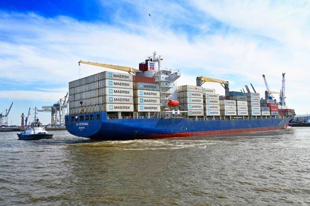 Container ship with stacked containers in the port of Hamburg, Germany ** NUR FUER REDAKTIONELLE ZWECKE ** EDITORIAL USE ONLY **