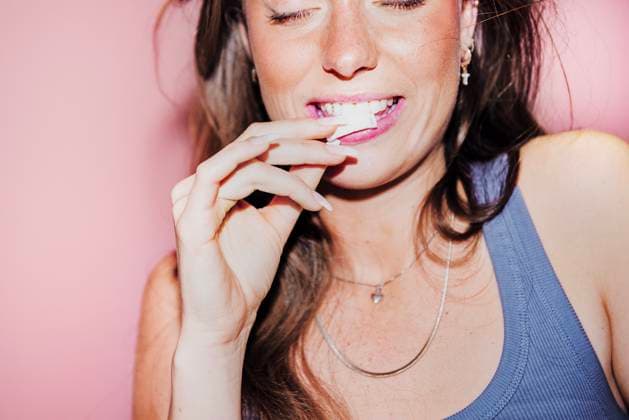 Girl using white nicotine pouches, white snus SWEDEN x30590x  Copyright: xJosefinexStenersen SVD TTx NICOTINE POUCHES 6_R7vKo00v0