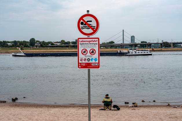 First day of the swimming ban in the Rhine in Düsseldorf, after 5 deaths in the Rhine, within 12 days only in Düsseldorf, here at the popular Paradiesstrand, south of the city center, there are o