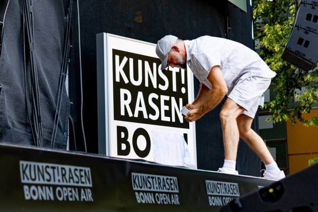 Das Bo at the Kunst Rasen Bonn 14 08 2025 Das Bo renames the Kunst Rasen Bonn to Kunst Rasen BO The Hamburg rapper DAS BO Mirko Alexander Bogojevic with DJ SCHMIDDLFINGA performing live on the Kunst Rasen stage The Kunst Rasen in Bonn Gronau is a popular summer open-air concert series on the edge of the Rheinaue on the banks of the Rhine i Copyright: xBonn.digitalx