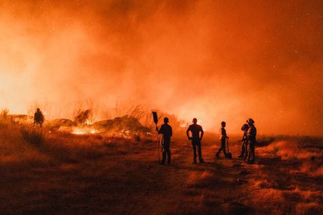 Forest Fire in Spain OURENSE, GALICIA, SPAIN – AUGUST 19: Firefighters and local forest brigadiers work overnight to contain a wildfire threatening residential areas in the parish of Bouses, located in Oimbra, Ourense, Galicia, Spain, on August 19, 2025. Pedro Pascual Anadolu Ourense Spain. Editorial use only. Please get in touch for any other usage.  Copyright: x2025xAnadoluxPedroxPascualx