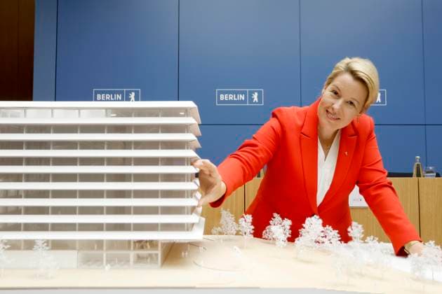 19 08 2024, Franziska Giffey, Senator for Economic Affairs, at the model of the start-up incubator for gene and cell therapy, A state-of-the-art translational center for gene and cell therapies is being built on the Bayer AG site at Berlins Nordhafen, Press conference after the meeting of the Berlin Senate, PK in the Red City Hall in Berlin, Senate press conference,