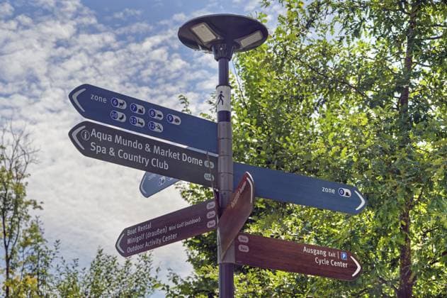 Center Parcs, Wegweiser des Freizeitparks bei Leutkirch, Allgäu, Baden-Württemberg, Deutschland Centre Parcs, signpost of the leisure park near Leutkirch, Allgäu, Baden-Württemberg, Germany Copyright: imageBROKER ManfredxBail ibxabc14632624.jpg