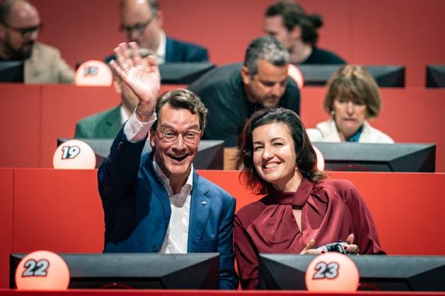 Federal Minister of Research, Technology and Space, Dorothee Bär, plays Nintendo Mario Kart World on the Nintendo Switch 2 games console together with Hendrik Wüst, Minister President of North Rhine-Westphalia Gamescom 2025 in Cologne is the worlds largest trade fair for computer and video games in terms of exhibition space and visitor num