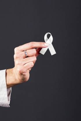 Die Hand einer Frau hält eine weiße Schleife, ein Symbol für die Aufklärung über Lungenkrebs und Osteoporose Woman s hand holding a white ribbon, symbol of lung cancer and osteoporosis awareness Copyright: imageBROKER ValeriaxVenezia ibxvve14653618.jpg
