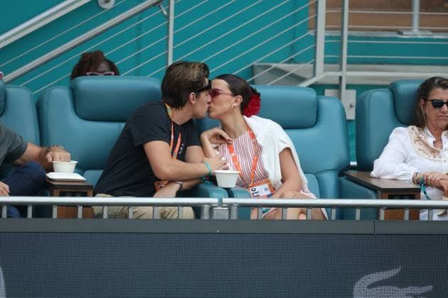 MIAMI GARDENS, FL - MARCH 27: Millie Bobby Brown Bongiovi and husband Jake Bongiovi are seen kissing while watching Aryna Sabalenka of Belarus defeat Jesica Paolini of Italy on Day 10 of the Miami Open at Hard Rock Stadium on March 27, 2025 in Miami Gardens, Florida...People: Mirra Andreeva Miami Gardens United States Of America - ZUMAs214 20250327_aba_s214_186 Copyright: xSMGx