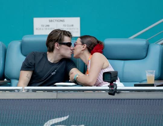MIAMI GARDENS, FL - MARCH 27: Millie Bobby Brown husband Jake Bongiovi along with his famous parents rock superstar Jon Bon Jovi and wife Dorothea Hurley are seen watching Novak Djokovic of Serbia defeat Sebastian Korda of the United States match on Day 10 of the Miami Open at Hard Rock Stadium on March 27, 2025 in Miami Gardens, Florida..People: Jake Bongiovi, Millie Bobby Brown Miami Gardens United States Of America - ZUMAs214 20250327_aba_s214_215 Copyright: xSMGx