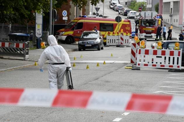 After the police murder on Thursday in Völklingen, where an 18-year-old shot a police officer from the Völklingen police station with his service weapon after a scuffle, forensic work is underway on Friday 22 8 2025 The 18-year-old had previously robbed a petrol station, the first flowers were laid at the bub