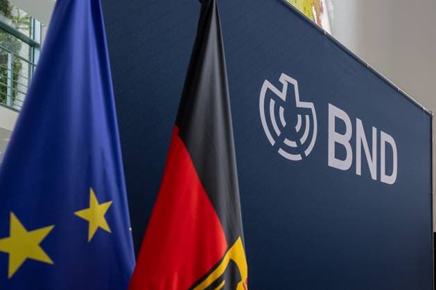 Open Day 2025 at the Federal Chancellery, Berlin, 23 08 2025 Detailed view of the information stand of the Federal Intelligence Service BND at the Federal Chancellery in Berlin during the Open Day of the Federal Government Against the blue background with the BND logo are a German flag and a European flag Tiergarten Berlin Germany 20250823-6V2A7509-M4000