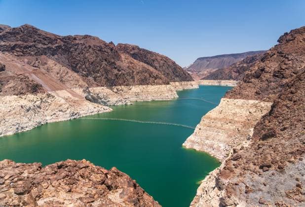 Blick vom Hoover-Damm in Nevada und Arizona auf den Colorado River View down the gorge from Hoover Dam of Lake Mead and low water levels in Colorado river (License=RF) Copyright: xZoonar.com StevenxHeapx 23878199
