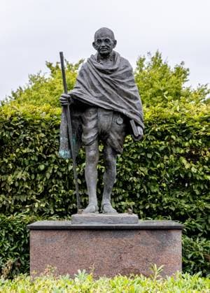 CARDIFF, UK - AUGUST 8, 2025 - Bronzestatue von Mahatma Gandhi mit einem Stock und einem Buch in Cardiff CARDIFF, UK - AUGUST 8, 2025 - Bronze statue of Mahatma Gandhi holding a stick and a book, in a park in Cardiff, Wales, United Kingdom (License=RF) Copyright: xZoonar.com ÊrikxLattweinx 23880465