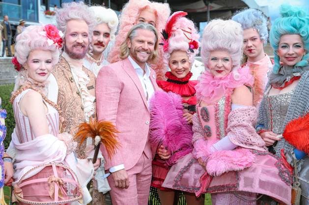 2025 08 24, Celebrities at the Audi Ascot race day at the Neue Bult racecourse in Hanover The guests enjoy the elegant atmosphere at the horse race Bachelor Original Paul Janke between the performers of the Hanover State Opera Lower Saxony Germany