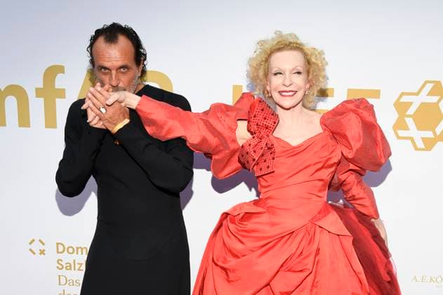 Andreas Kronthaler and Sunnyi Melles at the amfAR Gala 2025 on the occasion of the Salzburg Festival 2025 at the Residenz Salzburg, 24 08 2025 Foto:xF.xKernx xFuturexImagex amfar_salzburg_5789
