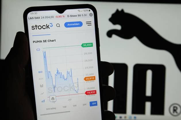 The website of Stock3 AG was opened on a smartphone with the share price of the sporting goods supplier PUMA Behind it, the logo of the company PUMA was called up Symbol image Symbol photo Schnelsen Hamburg