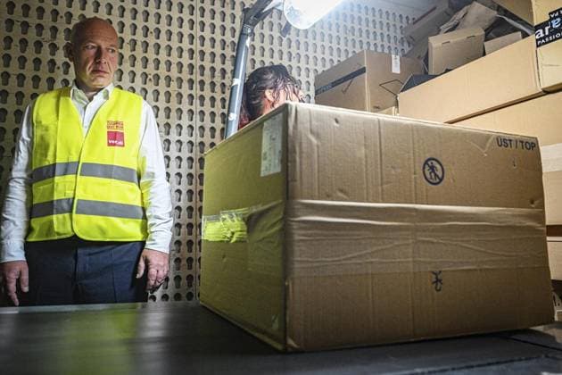 Kai Wegner CDU and heavy parcels FOR EDITORIAL PURPOSES ONLY EDITORIAL USE ONLY p Kai Wegner CDU and heavy parcels The governing party leader wants to lend a hand at the Charlottenburg delivery center at the invitation of Verdi Verdi is fighting for the weight limit of 20 kilograms in the one-person delivery of parcels Photogr Copyright: MaurizioxGambarini doc8245oizbk5dfc0t2mdi ,EDITORIAL USE ONLY Copyright: MaurizioxGambarini