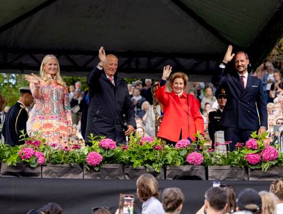 26-08-2025 Parc Princess Mette-Marit and Prince Haakon and Queen Sonja and King Harald attend an outdoor event at Gamlehaugen marking the 100th anniversary of Gamlehaugen as the Kings official residence. Â  Copyright: xPPEx