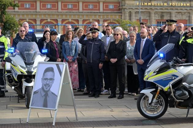 Vigil for police officer killed in Völklingen, Saarland Numerous members of the Brandenburg police force took part in a vigil with a minutes silence for a police officer killed in Völklingen, Saarland, on 27 August 2025 in a square in front of the Lustgarten in Potsdam Brandenburgs Minister of the Interior René Wilke was also present on the right, blue su