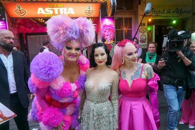 cntv Olivia Jones Belle la Donna Dita Von Teese US American dancer and entrepreneur New Burlesque and model guest at the 1 German Burlesque Festival at Olivias The BUNNY BURLESQUE at St Pauli on 28 08 2025 in Hamburg Hamburg Germany