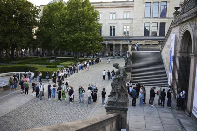 Long Night of Museums FOR EDITORIAL PURPOSES ONLY EDITORIAL USE ONLY p A long queue has formed in front of the Altes Museum as part of the Long Night of Museums Germany Berlin Berlin Copyright JörgxCarstensen Copyright: JörgxCarstensen doc826ffnevrgm18j9mm34n ,EDITORIAL USE ONLY Copyright: JörgxCarstensen