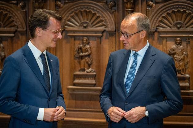 Federal Chancellor Friedrich Merz signs the Golden Book of the City of Münster in the Peace Hall, with Hendrik Wüst, Minister President of North Rhine-Westphalia on the left , Chancellors inaugural visit to North Rhine-Westphalia Münster , Münster North Rhine-Westphalia Germany City Hall