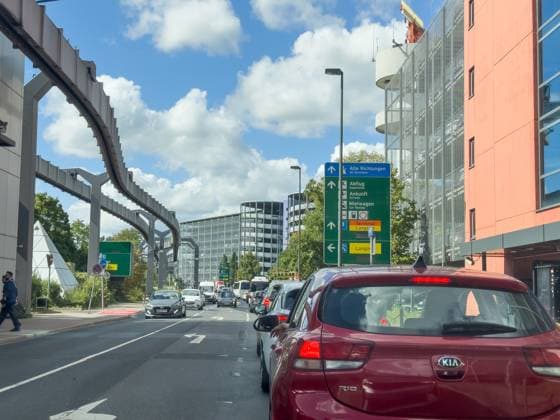Düsseldorf, North Rhine-Westphalia, Germany, Europe Traffic scene at Düsseldorf Airport, access to terminal and parking garages, signposts for departures, arrivals, rental cars, traffic jams and tourist traffic, airport infrastructure, SkyTrain route, modern architecture, mobility, aviation, commuter traffic, infrastructure Germany, vacation travel Copyright: xJOERANxSTEINSIEKx