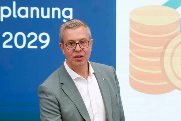 02 09 2025, Stefan Evers, Senator for Finance, presents the financial planning of the Senate until 2029, at the press conference after the meeting of the Berlin Senate, PK in the Rotes Rathaus in Berlin, Senate press conference, Berlin Germany, Germany