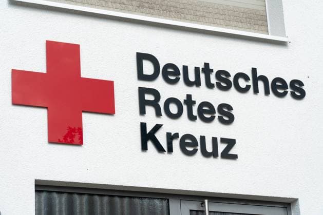 District of Osnabrück, Germany 24 July 2025 In the picture, the facade of a building with the logo and lettering of the German Red Cross DRK The red cross as an internationally known symbol for medical aid, rescue services and humanitarian organization is clearly visible The location represents health care, disaster c Copyright: xFotostandx xKippx
