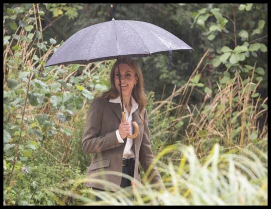 . 04 09 2025. London, United Kingdom. Kate Middleton, the Princess of Wales , during torrential rainfall as she visits the newly transformed gardens at the Natural History Museum in London.  xStephenxLockx xi-Imagesx IIM-26190-0031