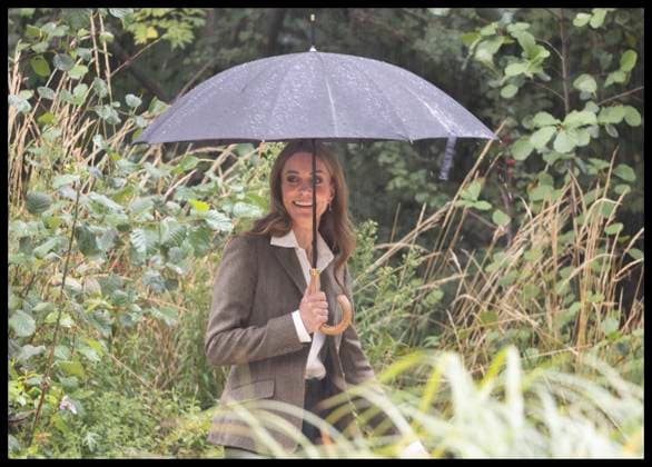 . 04 09 2025. London, United Kingdom. Kate Middleton, the Princess of Wales , during torrential rainfall as she visits the newly transformed gardens at the Natural History Museum in London.  xStephenxLockx xi-Imagesx IIM-26190-0032