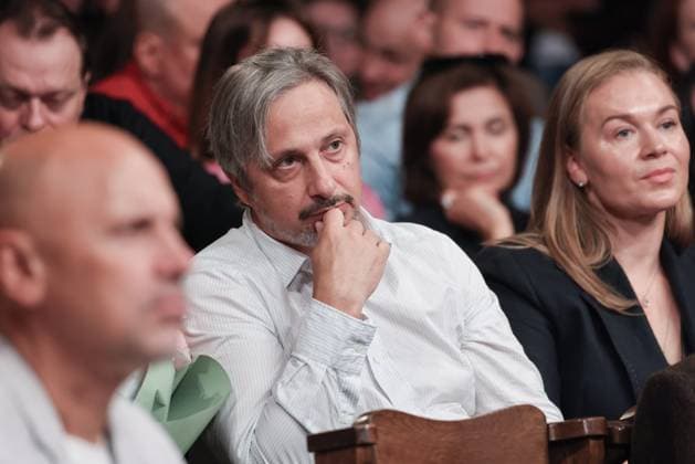RUSSIA, MOSCOW - SEPTEMBER 4, 2025: Actor Alexander Usov (C) attends a meeting of the Chekhov Moscow Art Theatre s company at the beginning of the theatre s 128th season Moscow Russia - ZUMAt113 20250904_zaa_t113_519 Copyright: xVladimirxGerdox