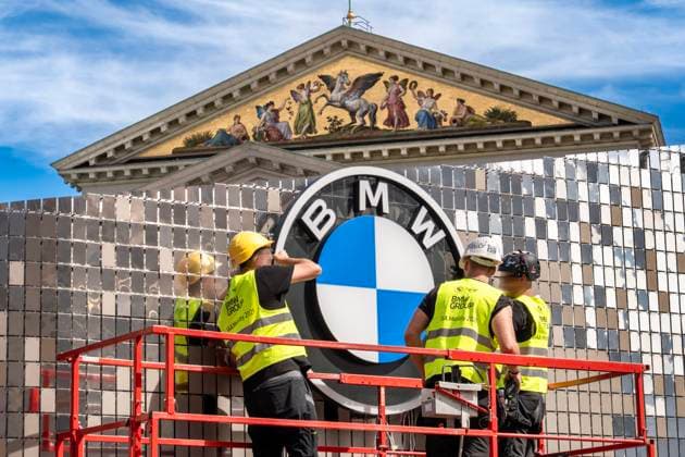 Construction of the IAA Mobility 2025, BMW stand with BMW logo, Max Joseph Platz, Munich, September 4, 2025 Germany, Munich, September 4, 2025, Construction of the IAA Mobility 2025, BMW stand at Max Joseph Platz, BMW Group employees assemble the BM