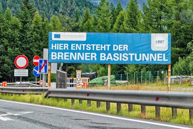 Crossing under the main Alpine ridge Signpost on the A 13 highway in Tyrol on the construction site of the Brenner Base Tunnel Gries am Brenner Tyrol Austria Copyright: xRolfxPossx